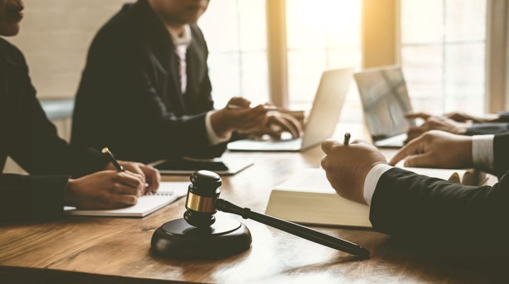 تنظیم دادخواست حقوقی توسط وکیل